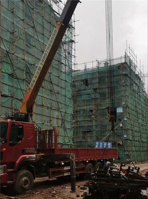 兴宾区“慢工细活”—— 吊车的 “微动控制” 技术