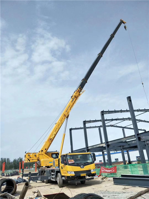 兴宾区超高层建筑钢结构吊装案例